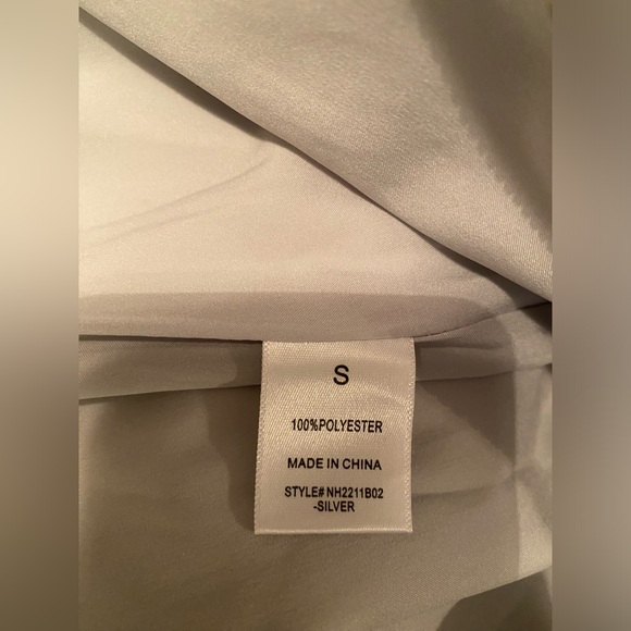 NWT SILVER METALLIC SKIRT - Picture 5 of 8